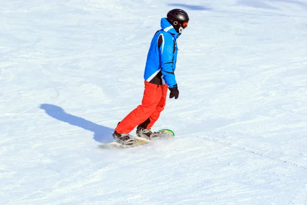 Jeden Snowboardzista Snowboard Górach Zimowych — Zdjęcie stockowe