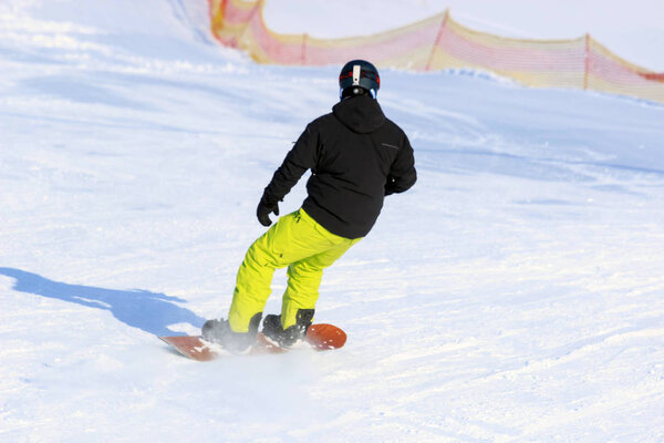 Один сноубордист в зимних горах.