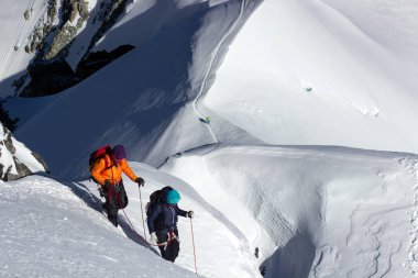 Grup dağcı inerler dağ Mont Blanc
