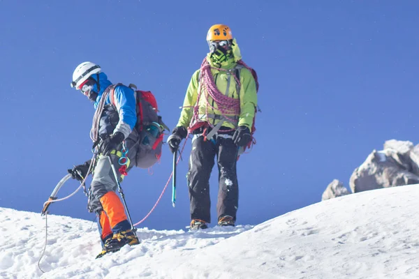 Ομάδα Ορειβατών Κατεβαίνουν Από Βουνό Mont Blanc — Φωτογραφία Αρχείου