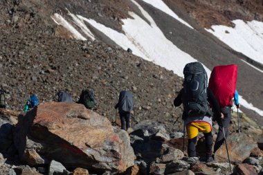 Fırtına dağa büyük sırt çantaları ile turist bir grup vardır.
