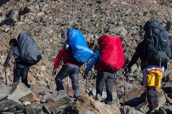 Group Tourists Large Backpacks Thunderstorm Mountain — Stock Photo, Image