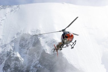 Gönüllü dağ kurtarma hizmeti içinde hareket