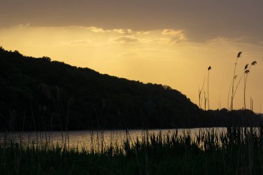 Gölde gün batımı.