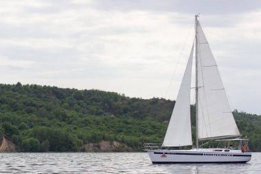 Cherkassy. Ukrayna. 9 Mayıs 2018. Nehirde Dnepr yat yarışı güzel.