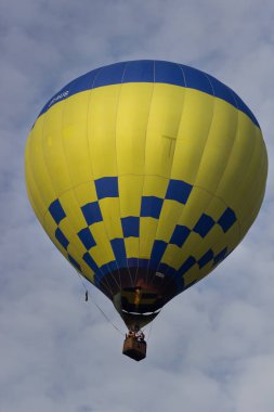 Gökyüzünde uçan renkli sıcak hava balonu. seyahat ve hava ulaşım kavramı .