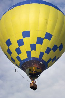 Gökyüzünde uçan renkli sıcak hava balonu. seyahat ve hava ulaşım kavramı .