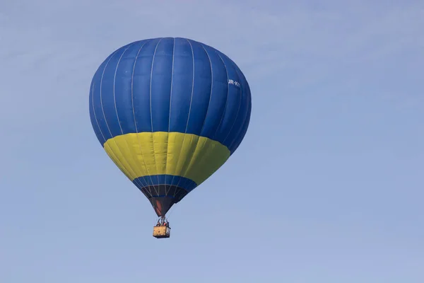 Varm Luft Ballon Blå Himmel - Stock-foto