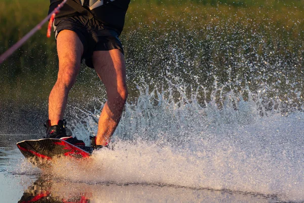 Los Pies Los Hombres Wakeboard Water Guy Sentado Junto Río —  Fotos de Stock