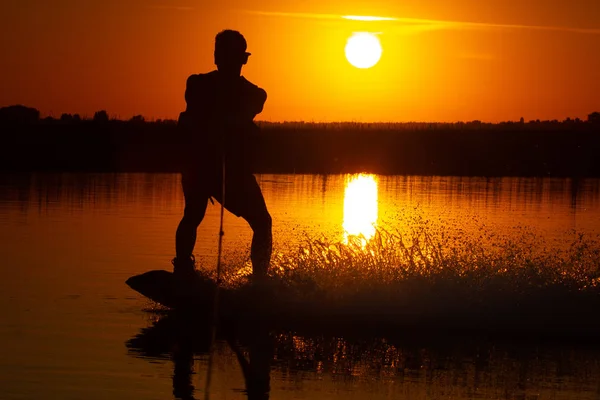 Wakeboarder Macht Tricks Bei Sonnenuntergang — Stockfoto