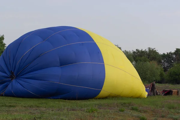 Gökyüzünde Uçan Renkli Sıcak Hava Balonu Seyahat Hava Ulaşım Kavramı — Stok fotoğraf