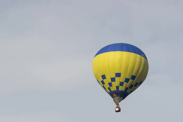 Gökyüzünde Uçan Renkli Sıcak Hava Balonu Seyahat Hava Ulaşım Kavramı — Stok fotoğraf