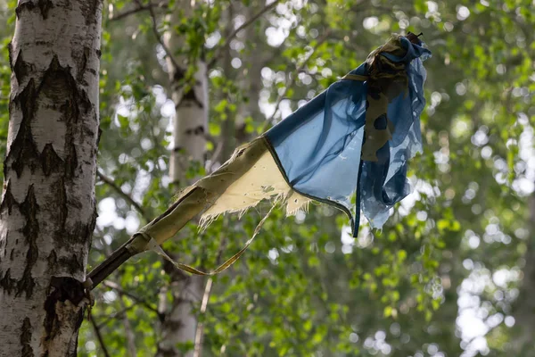 Shabby Ukrainska Flaggan Fladdrar Vinden — Stockfoto