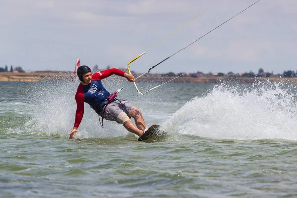 Kirilovka Ukrajina Července 2018 Kite Surfař Jezdí Vlny Dělá Trik — Stock fotografie