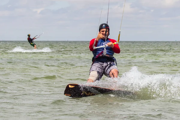 Kirilovka Ukraina Lipca 2018 Kite Surfer Jeździ Fale Sprawia Podstęp — Zdjęcie stockowe