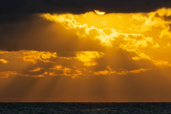 Traumhafte Aussicht Aus Dem Flugzeug Bei Sonnenaufgang Sonne Und Wolken — Stockfoto