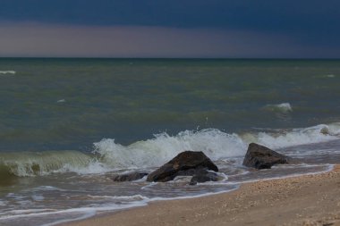Deniz taşları güçlü dalgaları kırıyor..