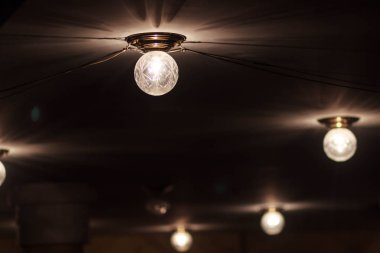 Karatahta arkaplanındaki ampul lambasını kopyala.