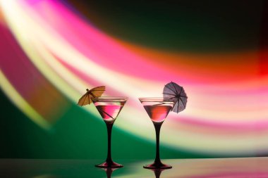 kulübü açık renkli renkli kokteylde. Parti club eğlence. Karışık ışık