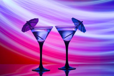 kulübü açık renkli renkli kokteylde. Parti club eğlence. Karışık ışık