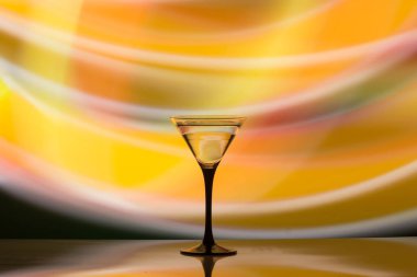 kulübü açık renkli renkli kokteylde. Parti club eğlence. Karışık ışık