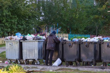 Evsiz insanlara yakın çöp kutuları,