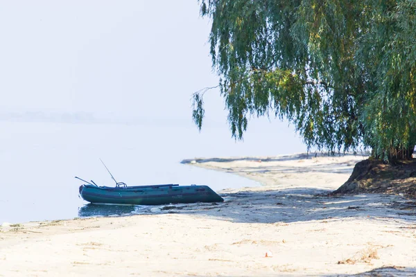 Резиновая Лодка Озере Осенью — стоковое фото