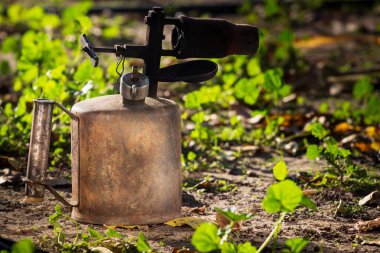 Eski cep feneri lamba lehimleme bir alev ile