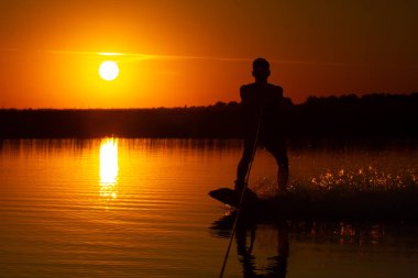 Wakeboarder günbatımı üzerinde hileler yapmak.