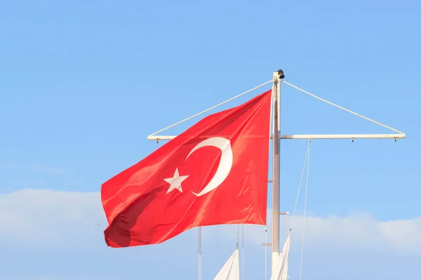 Большой Турецкий Флаг Размахивающий Облачном Голубом Небе — стоковое фото
