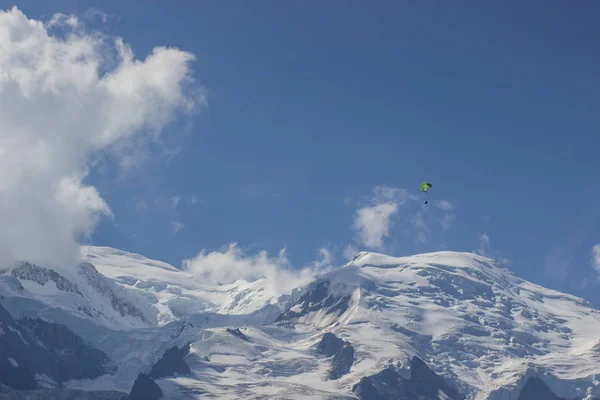 Gleitschirmfliegen Über Dem Montblanc Massiv Den Französischen Alpen Oberhalb Von — Stockfoto