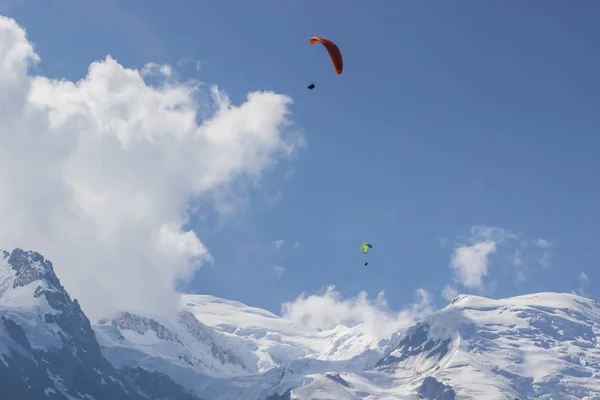 Gleitschirmfliegen Über Dem Montblanc Massiv Den Französischen Alpen Oberhalb Von — Stockfoto