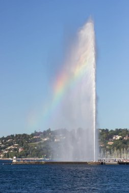 Geneva Gölü büyük çeşme ile yarım bir gökkuşağı.