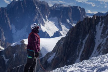 Aktif yürüyüşçü manzaranın tadını çıkarıyor. Himalayalar. Nepal