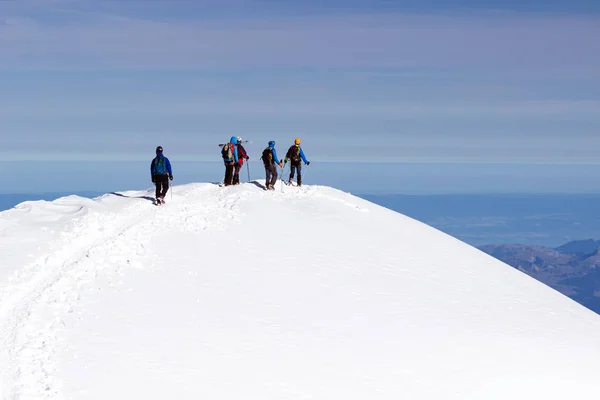 Skrępowanie Wspinaczy Wspinaczka Góry Śniegu Pola Związane Liny Czekany Kaski — Zdjęcie stockowe