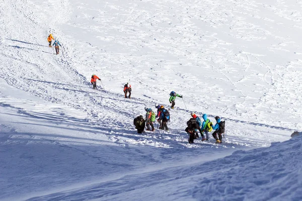 Tied Climbers Climbing Mountain Snow Field Tied Rope Ice Axes — Stock Photo, Image