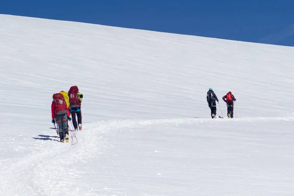 Skrępowanie Wspinaczy Wspinaczka Góry Śniegu Pola Związane Liny Czekany Kaski — Zdjęcie stockowe