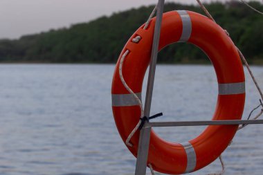 Miami, ABD denizde akşam içinde gemi şamandıra veya lifebuoy yüzüğü. Deniz manzarası üzerinde gemi tarafında aleti. Güvenlik, kurtarma, can simidi. Seyahat, seyahat, yolculuk su. Yolculuk tutkusu, tatil, gezi