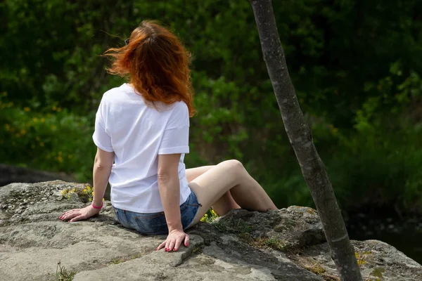 Borde Acantilado Rocoso Una Chica Levanta Sus Manos Cielo Como — Foto de Stock