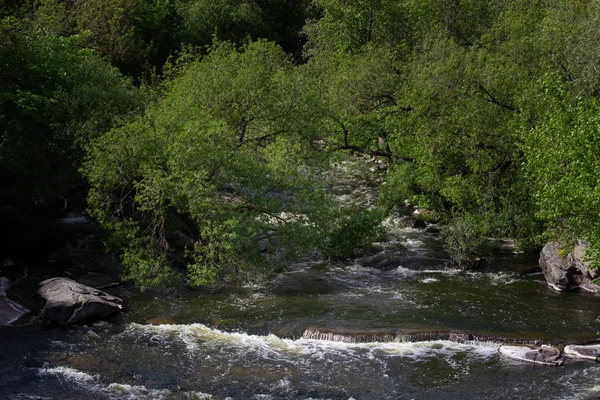 有岩石 泡沫和飞溅的快河水 大瀑布河岸 — 图库照片