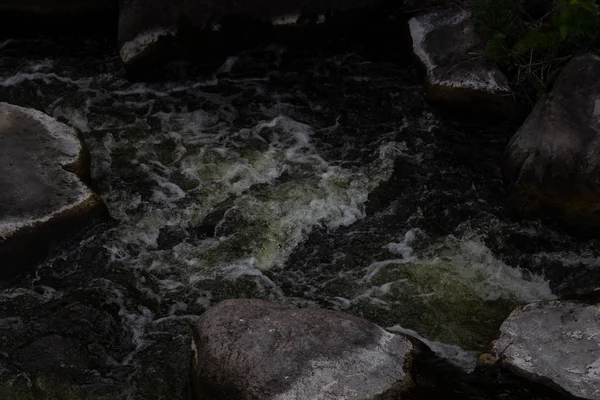 Snabb flodvatten med stenar, skum och stänk. Great Falls flodstranden. — Stockfoto