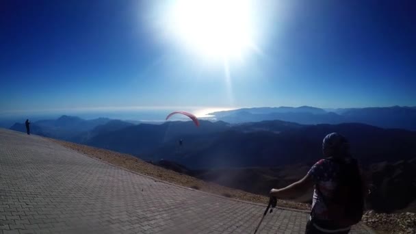 Paragliding in bergen. Para zweefvliegtuigen in strijd in de bergen, extreme sport activiteit. — Stockvideo