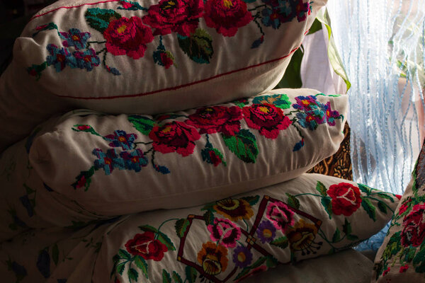 Старинная железная кровать с вышитыми подушками. Старая железная кровать с подушками. Украинские традиционные
