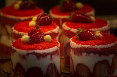 Kafede çilekli kek. Tatlı