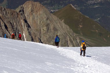 Dağcı dağın en yüksek zirvesine ulaşır. Başarı, özgürlük ve mutluluk, başarı dağlarda. Tırmanma spor kavramı