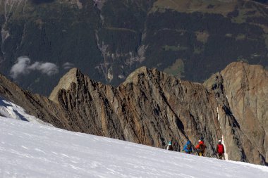 Dağcı dağın en yüksek zirvesine ulaşır. Başarı, özgürlük ve mutluluk, başarı dağlarda. Tırmanma spor kavramı