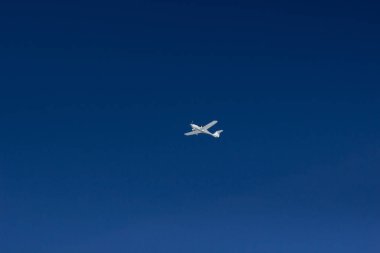 küçük eski nakliye uçağı gökyüzünde uçar.