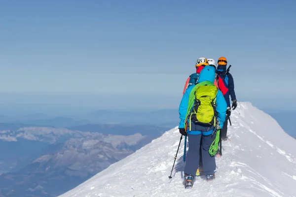 Μια Ομάδα Ορειβατών Που Ανεβαίνει Στην Κορυφή Του Ένα Χιονισμένο — Φωτογραφία Αρχείου