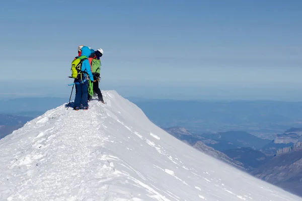 Grupa Alpinistów Wspina Się Szczyt Ośnieżone Góry — Zdjęcie stockowe