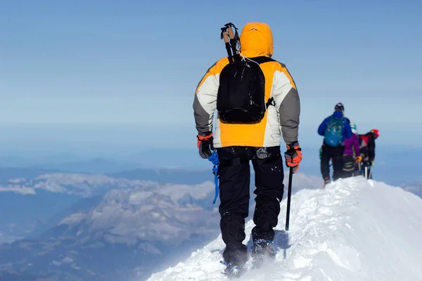 Grupa Alpinistów Wspina Się Szczyt Ośnieżone Góry — Zdjęcie stockowe